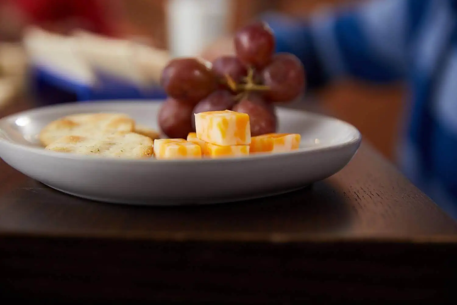 Crackers, grapes and cubes of Colby cheese on a plate