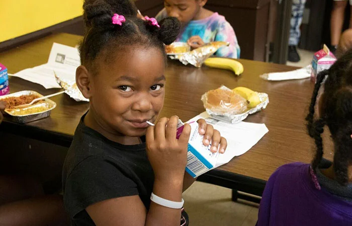 061319_Sustainable-Nutrition--Food-Banks_kidandmilk_700x450